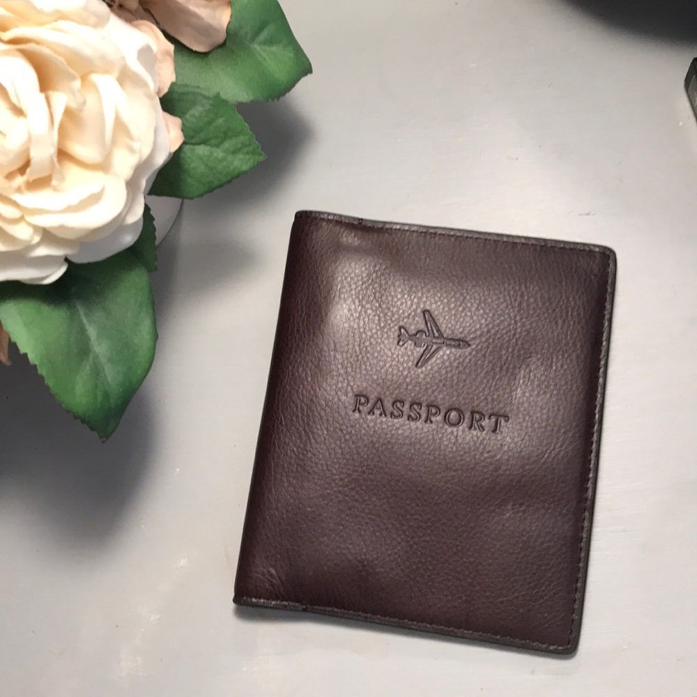 NWT Men’s Fossil Passport Case